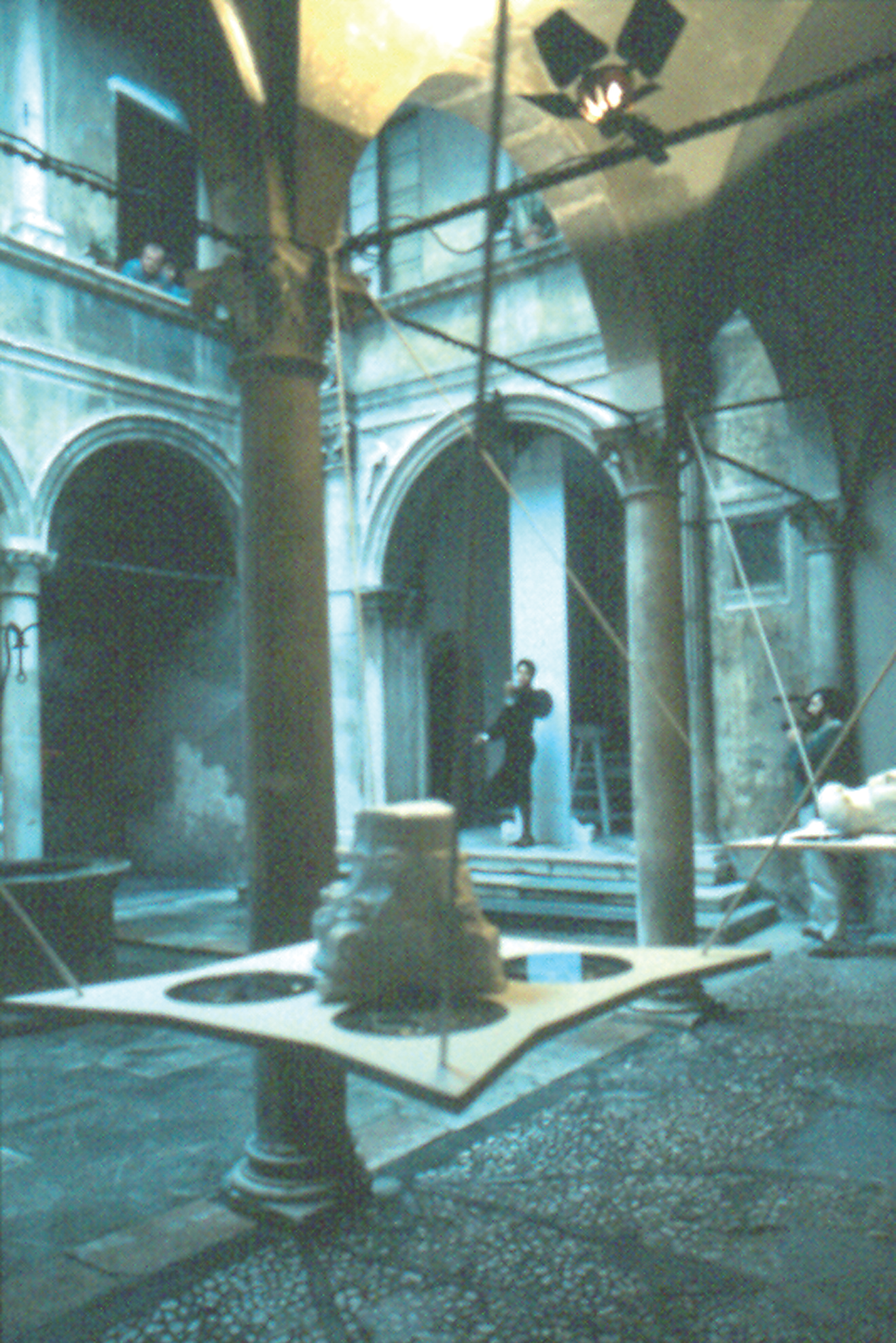 Allestimento di Raul Rodriguez, per la mostra di Gabriella Celaia, nella sede di Palazzo Carli Benedetti (sec. XV), in via Acursio, L'Aquila