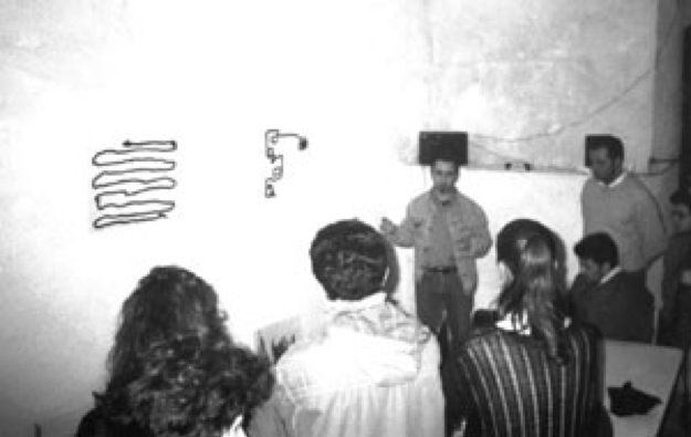 Giovanni Di Stefano durante la conferenza e mentre coordina gli esperimenti di "pittura cieca" con gli studenti dell'Accademia di Belle Arti dell'Aquila