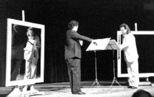 Performance "Sinfonia specchiante" con gli specchi di Michelangelo Pistoletto