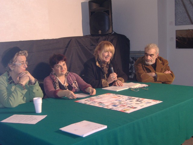 Il presidente della Provincia Stefania Pezzopane, Liliana Biondi e il poeta Elio Peretti